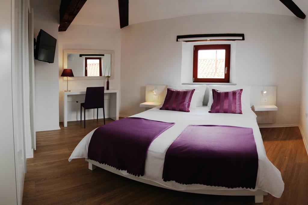 Boutique Hotel Dvor Dobrovo Esterno foto