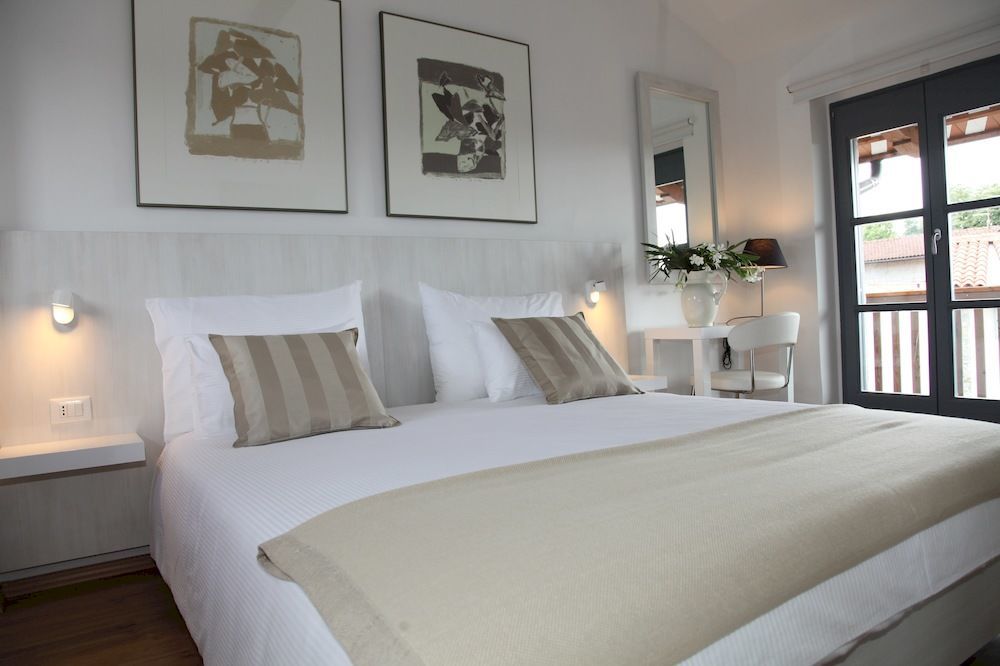 Boutique Hotel Dvor Dobrovo Esterno foto